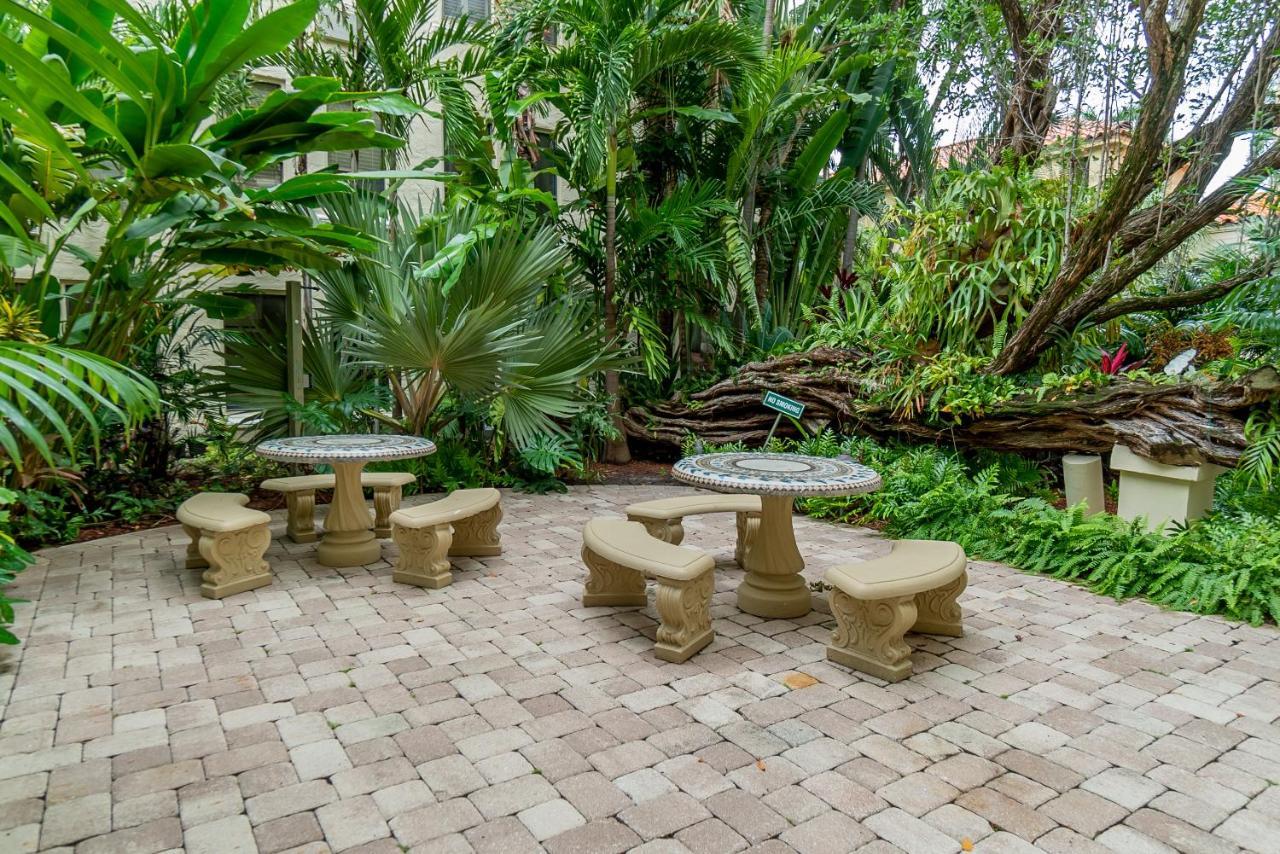 Palm Beach Island Condominiums Exterior photo